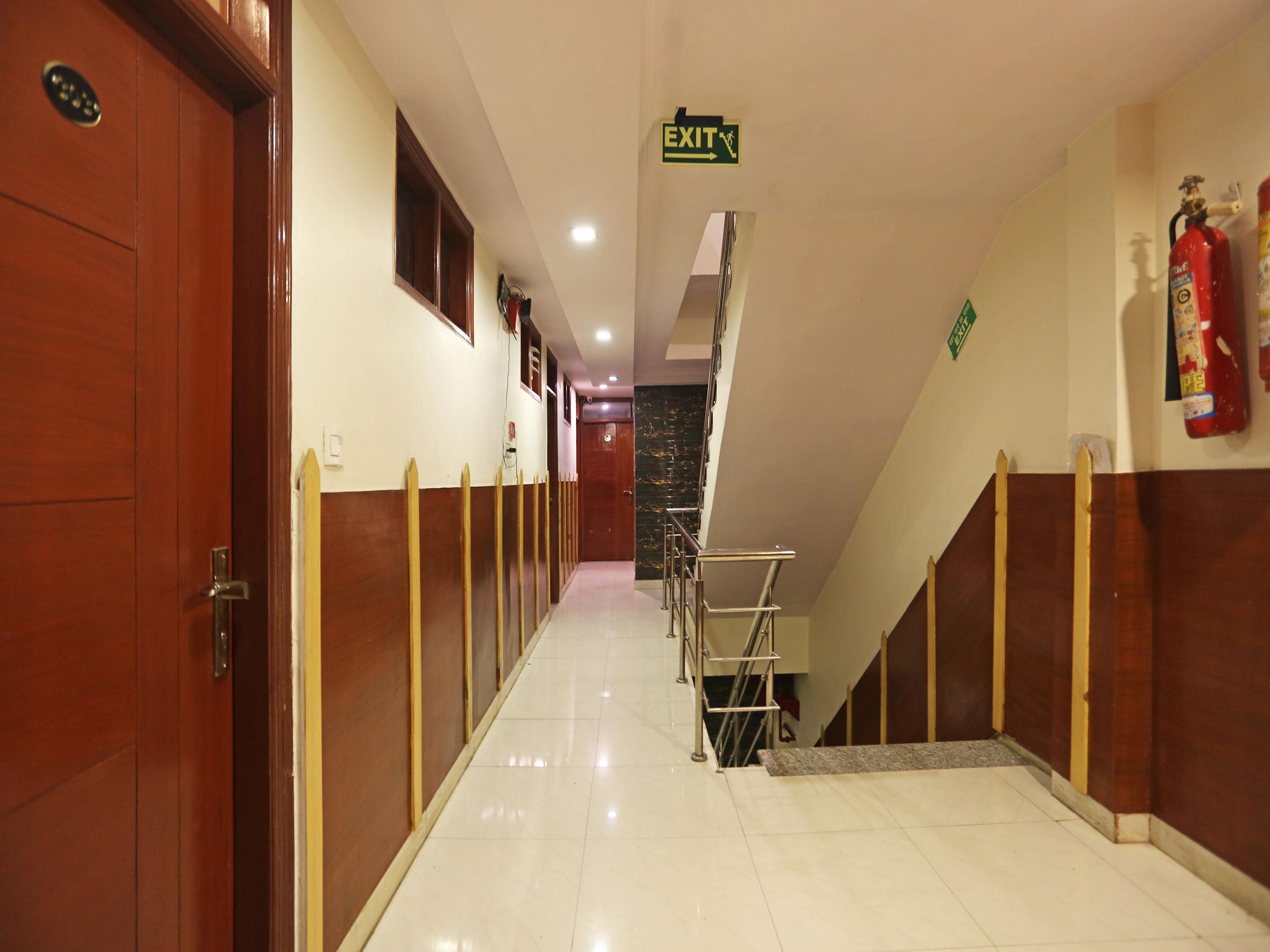 Oyo 6169 Hotel Prem Deluxe Нью-Дели Экстерьер фото